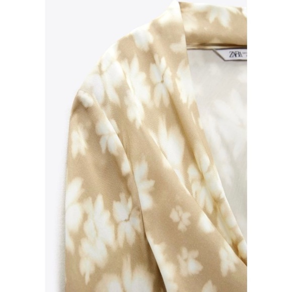 Zara BLOGGERS FAVORITE wrap dress - Picture 6 of 13